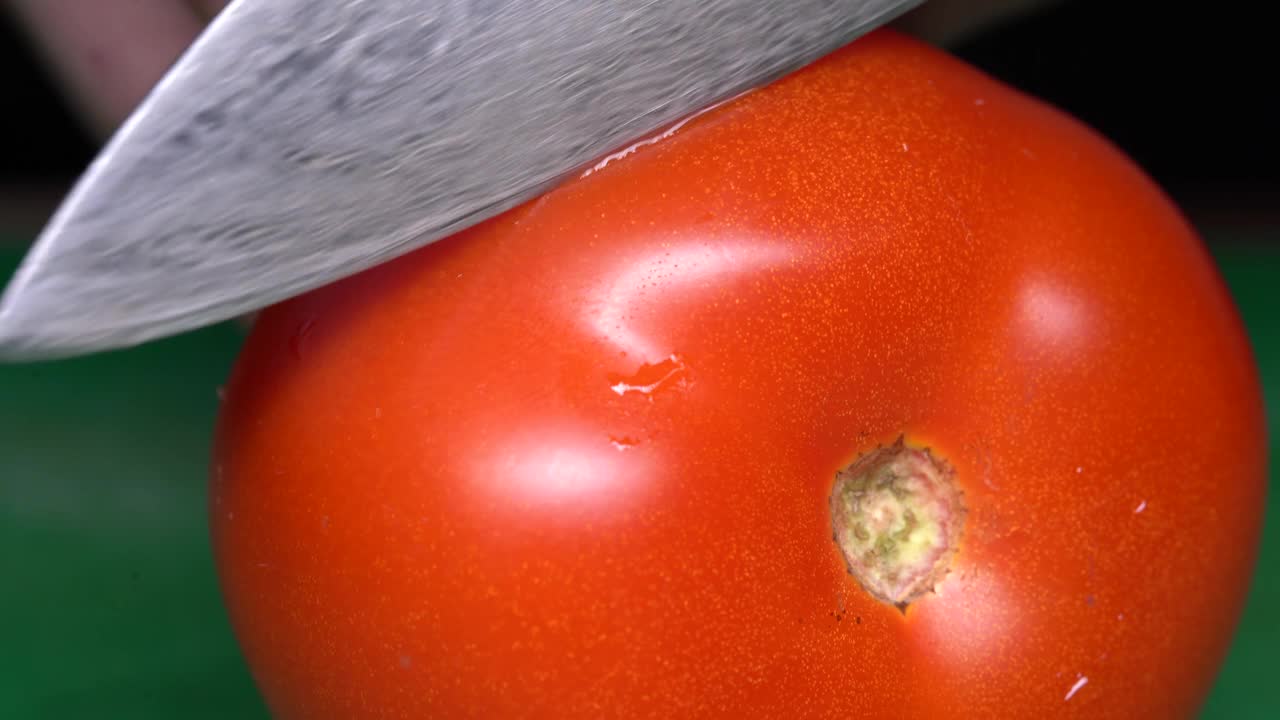 厨师用刀切新鲜番茄视频素材