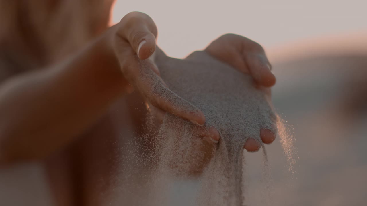 超级SLO MO视图的女人的手玩沙子，意大利。视频下载