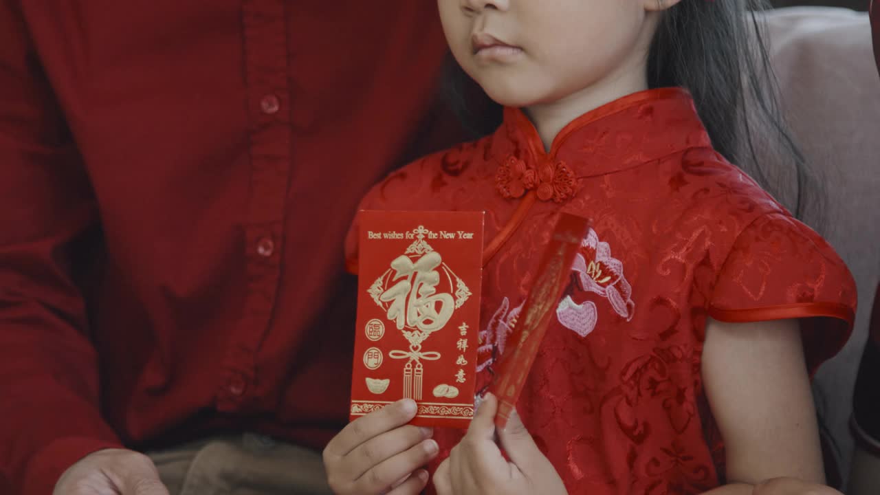可爱的中国女孩穿着传统服装视频下载