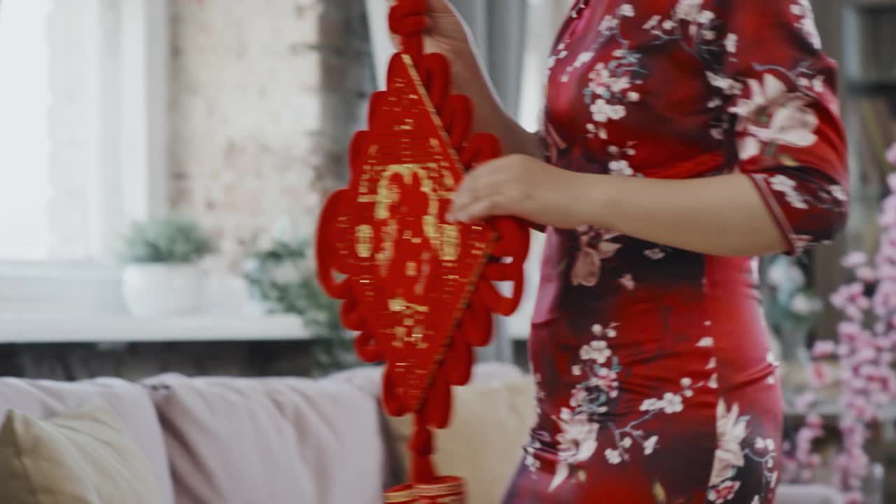 亚洲妇女悬挂中国新年装饰视频下载
