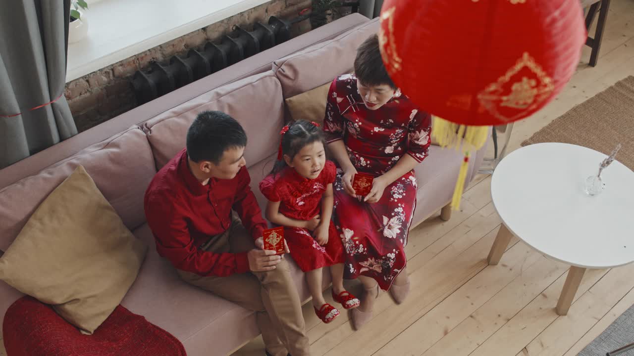 家庭庆祝中国新年的顶部视图视频下载