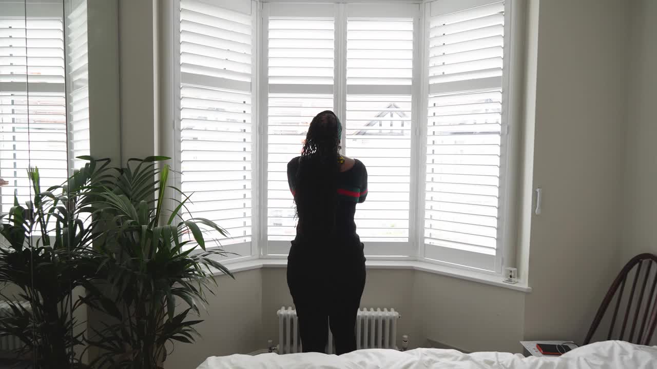 一个成熟的女人在家里看着窗外视频下载