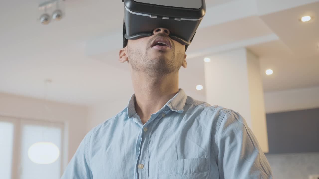 人在VR中触摸物体视频素材