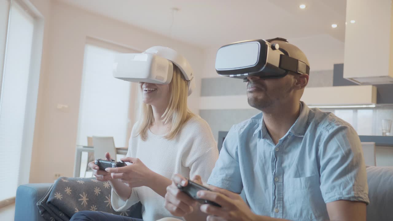 用VR眼镜和手柄玩游戏视频素材