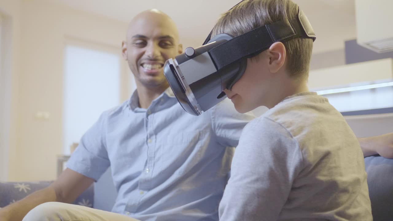 孩子戴着VR眼镜在虚拟现实中触摸物体视频素材