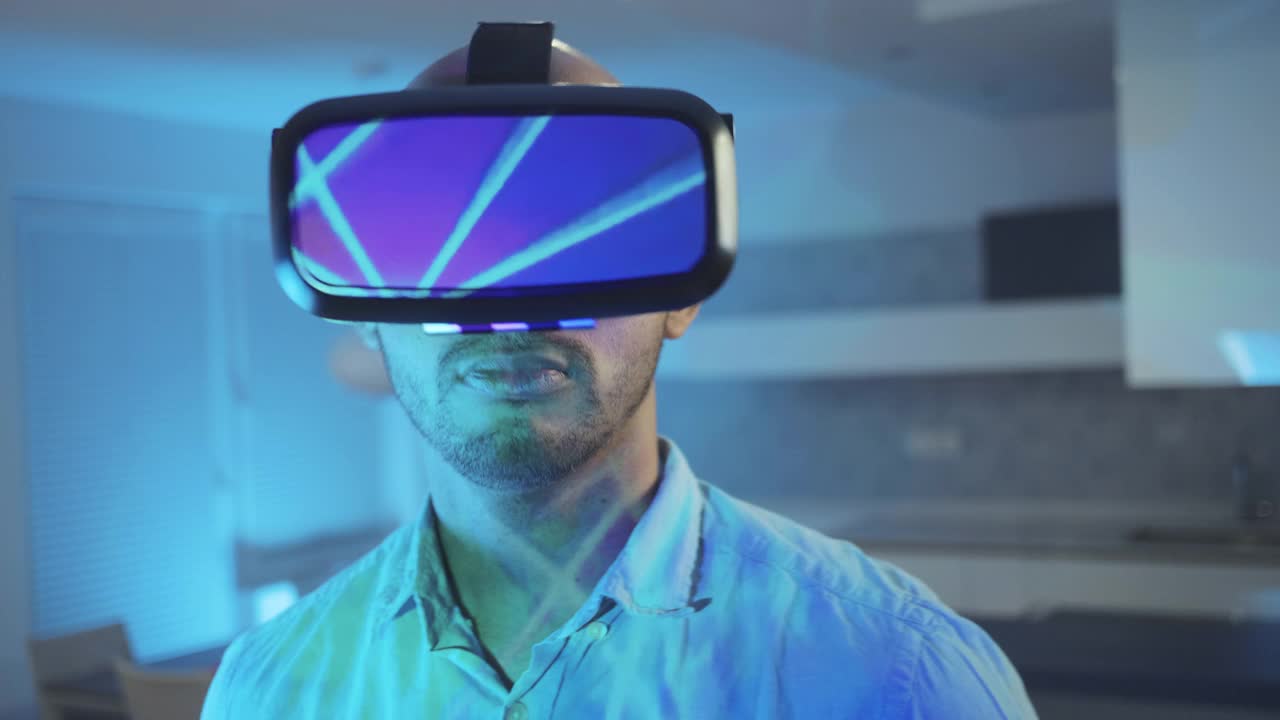 男子观看VR音乐会视频购买