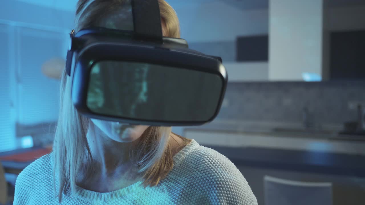观看VR在森林中行走视频素材