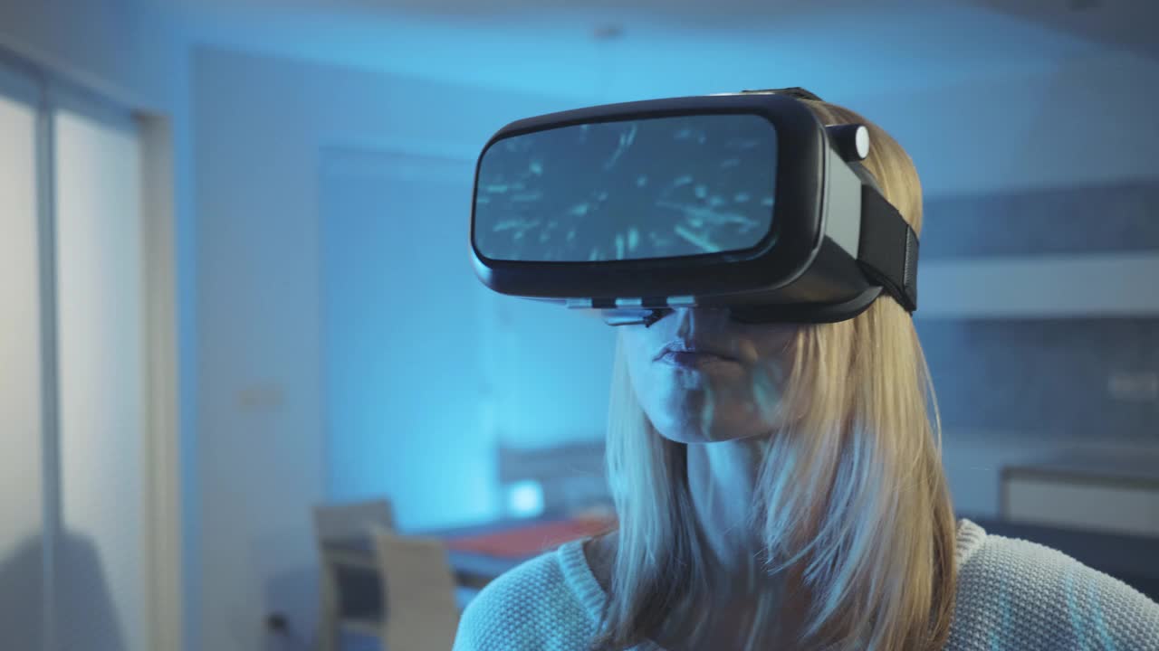 观看外太空的虚拟现实模拟视频素材