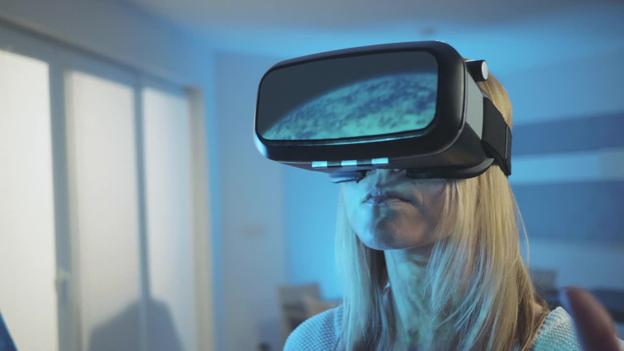 观看银河的虚拟现实模拟视频素材