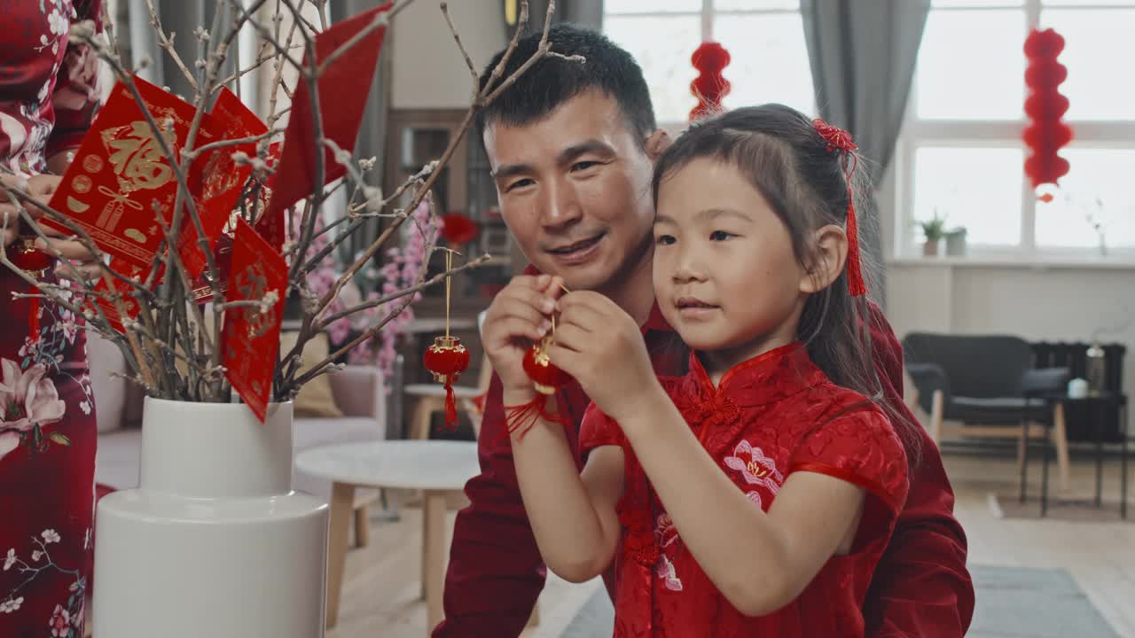 父亲和女儿为农历新年装饰视频下载