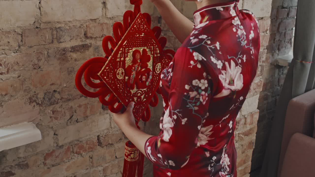 中国妇女挂农历新年装饰品视频下载
