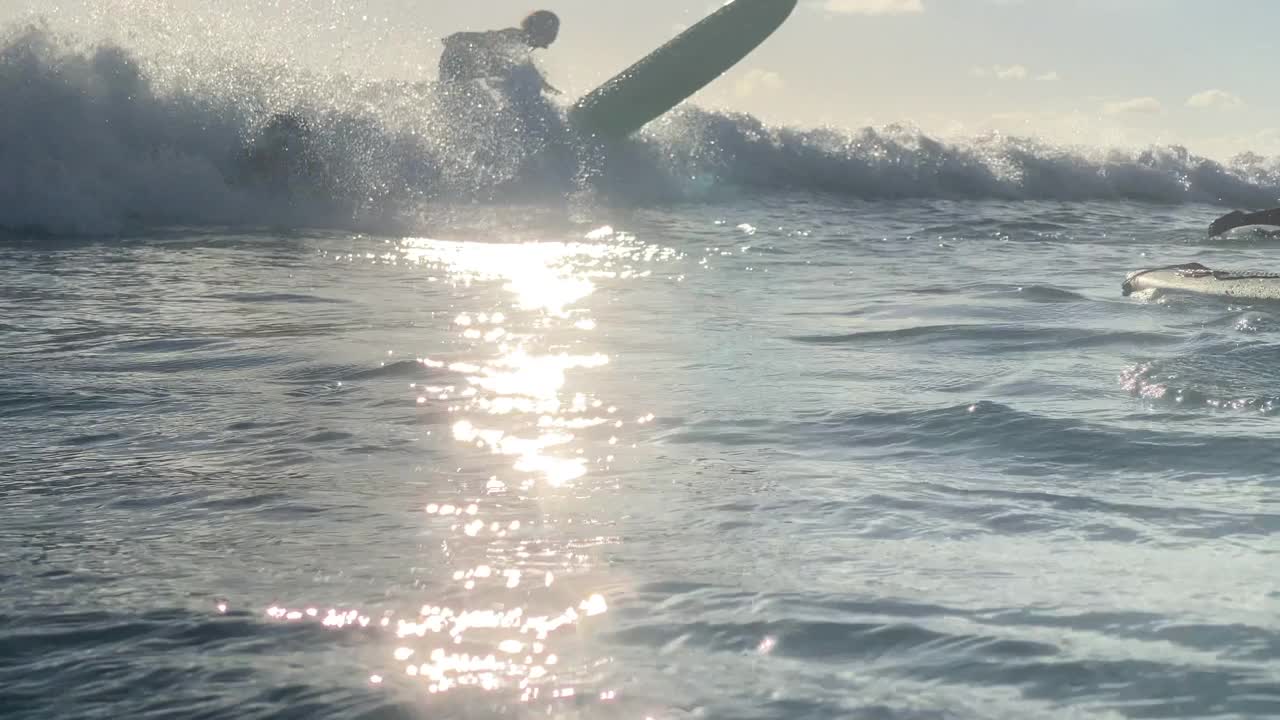 在夏威夷瓦胡岛的火奴鲁鲁，威基基海滩冲浪。视频下载