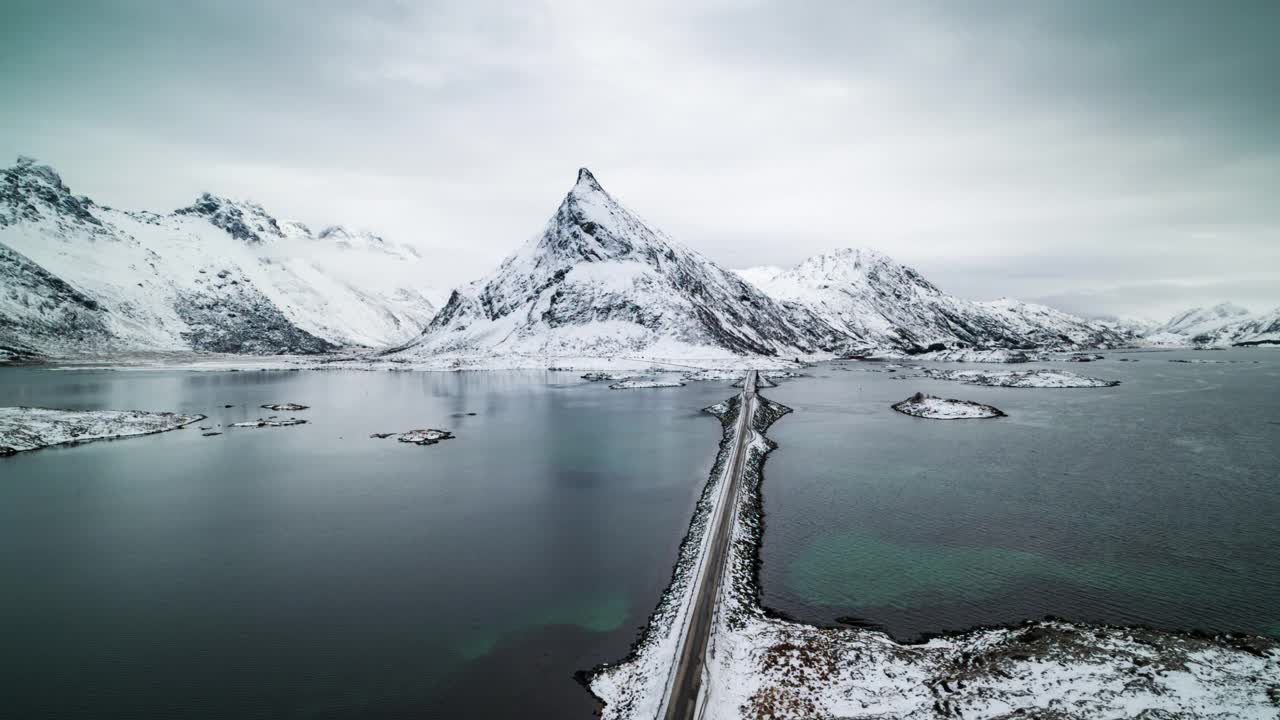 航拍Fredvang桥和Volandstind山-挪威罗浮敦群岛冬季海岸线视频下载