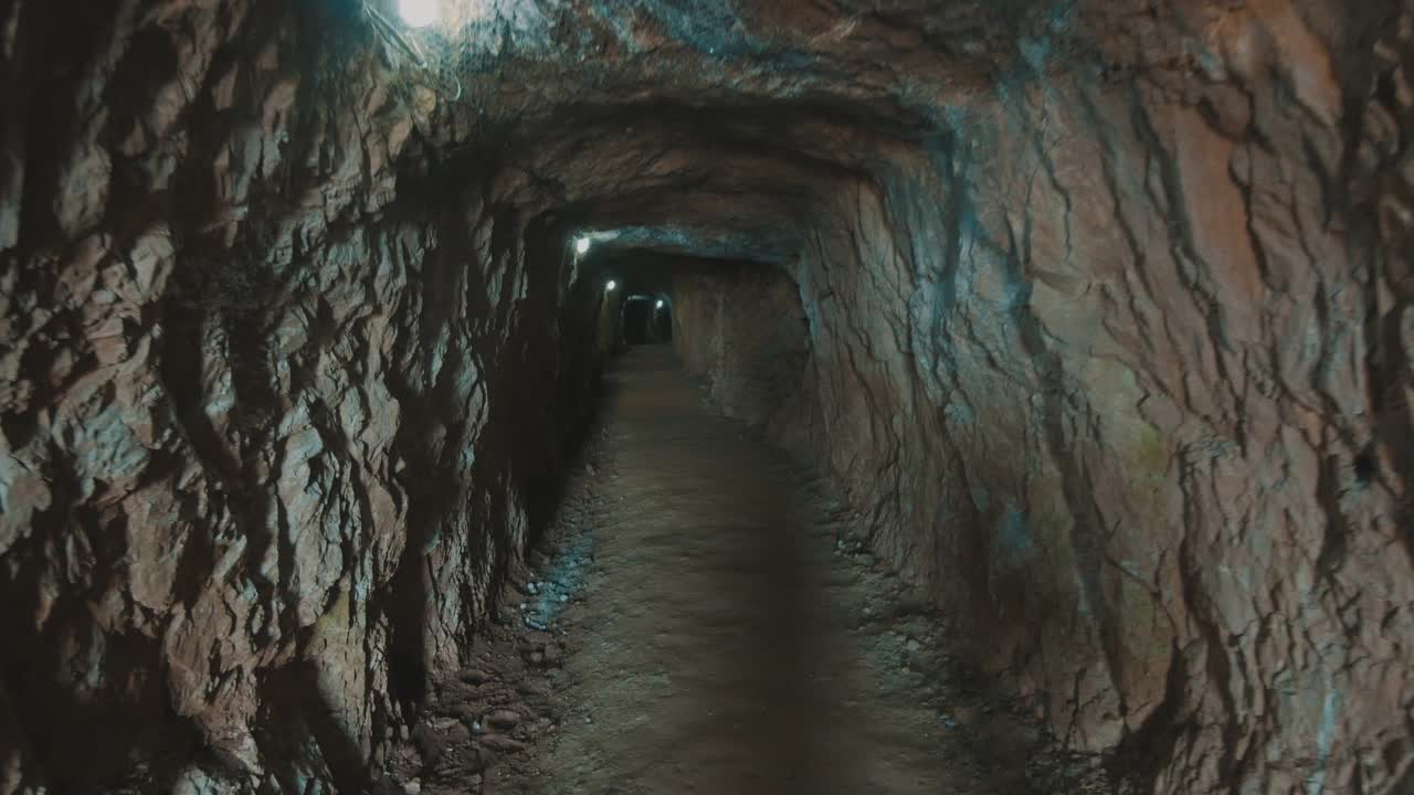 走在矿廊上。视频下载