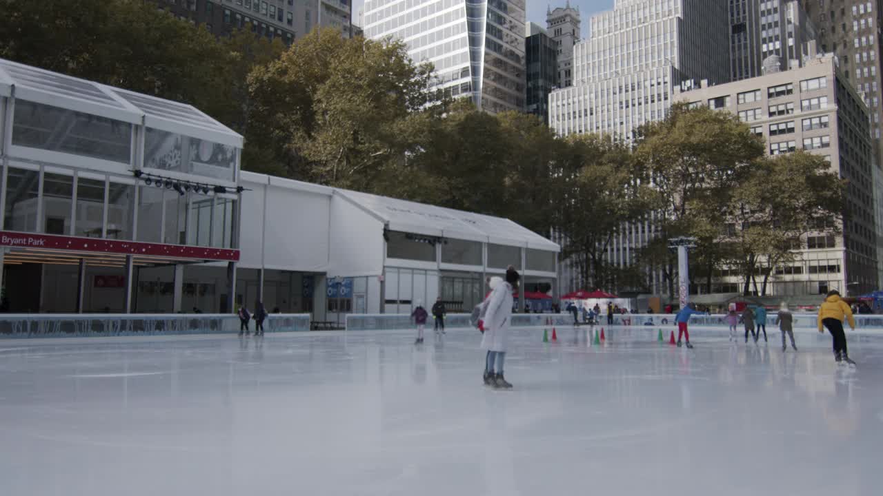 美国纽约- 2021年11月1日:纽约市，曼哈顿布莱恩特公园的溜冰场视频素材