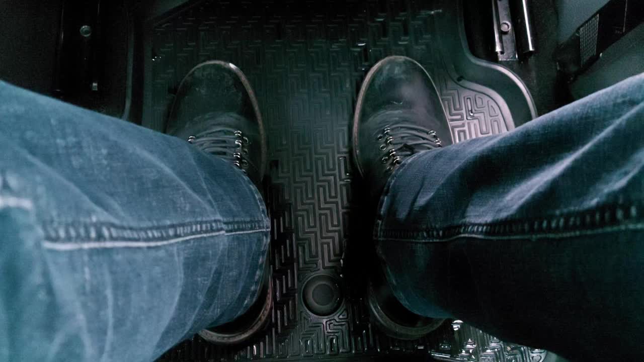 又湿又脏的脚和冬天的鞋放在汽车的橡胶垫子上视频下载