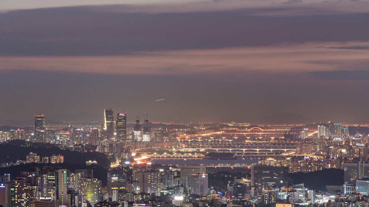 ▽夜景=汉江周围的市中心、大桥、摩天大楼、汝矣岛、瑞草、龙山区、永登浦等地的日落和烟花视频下载