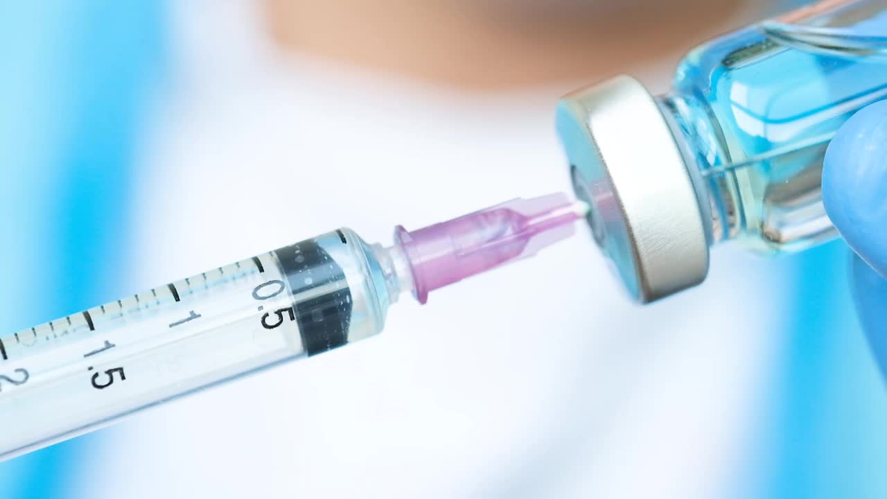 医生准备注射Covid-19疫苗以预防Covid-19
健康的概念。软焦点视频素材