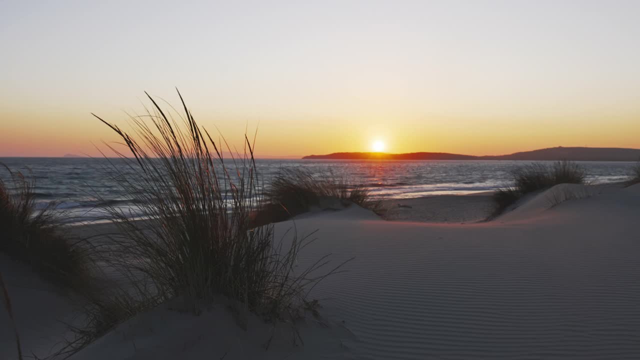 意大利撒丁岛海滩上日落的慢镜头。视频素材
