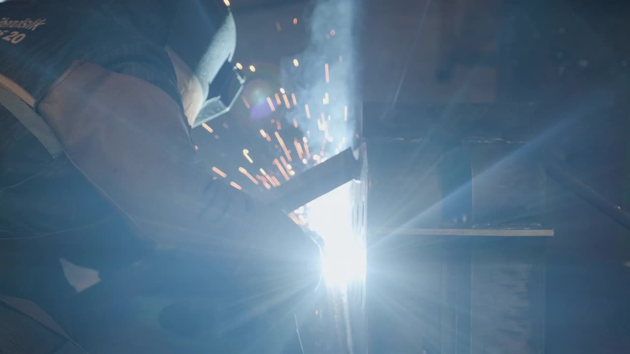 工业焊机用焊枪在大厅焊接金属型材视频素材