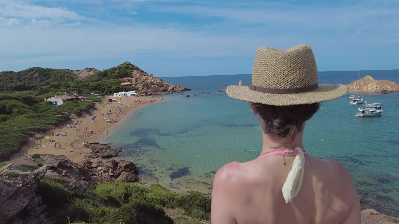 夏天在海边散步的女人视频下载