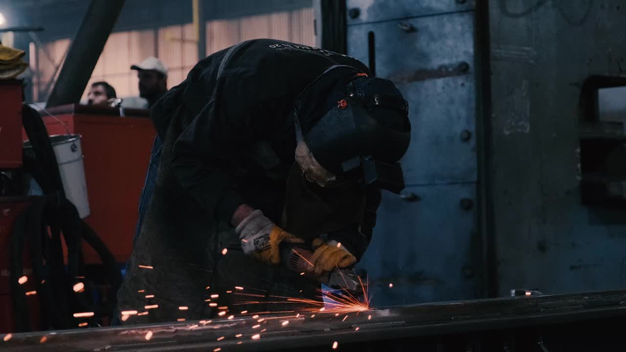 金属工人使用磨床视频素材