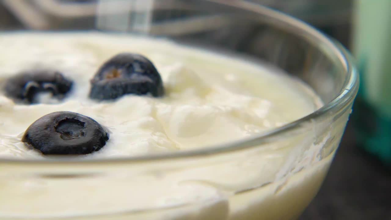 在碗里放着蓝莓的新鲜酸奶视频下载