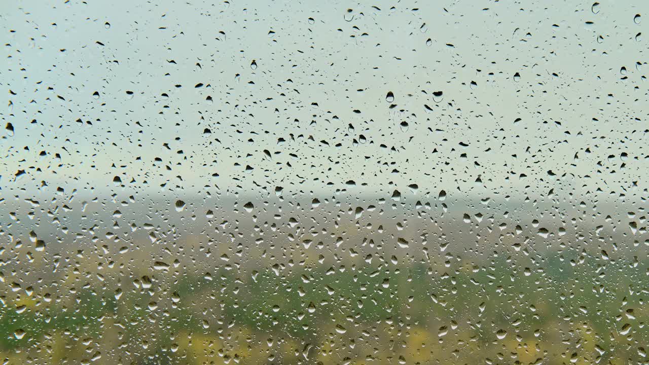 下雨时玻璃上水滴的时间流逝，玻璃关闭视频素材