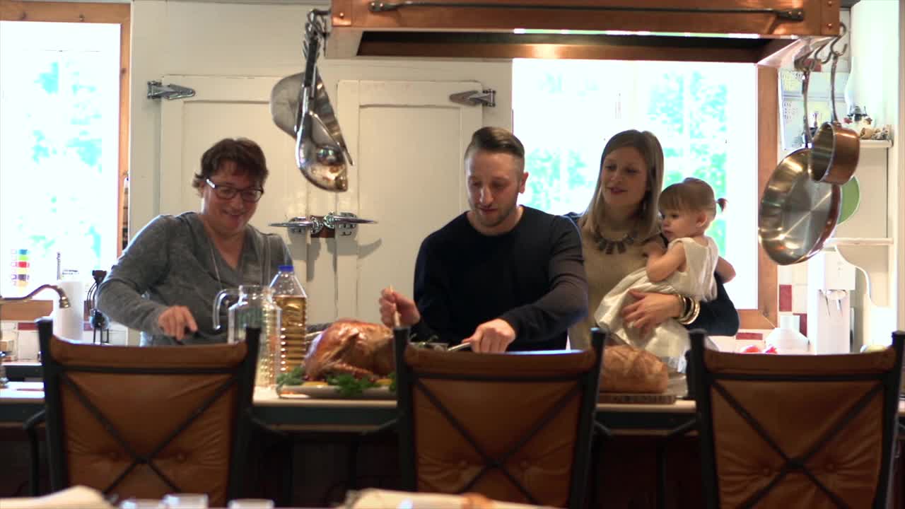 圣诞节美国大家庭庆祝祖母和孙辈做饭视频下载