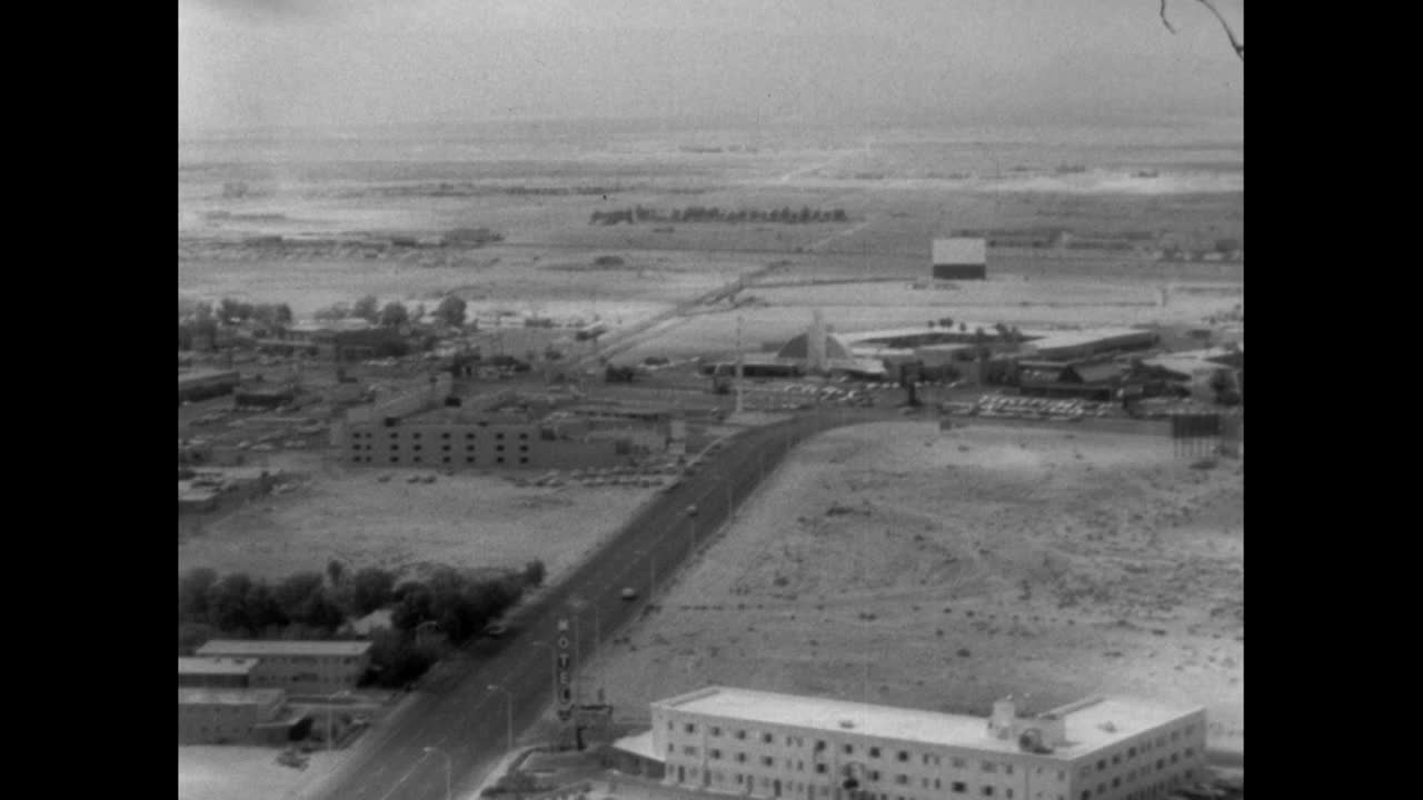 拥有泛拉斯维加斯城市景观的沙漠景观;1962视频素材