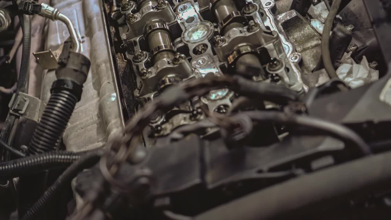 汽车发动机凸轮轴拆卸维修5视频素材