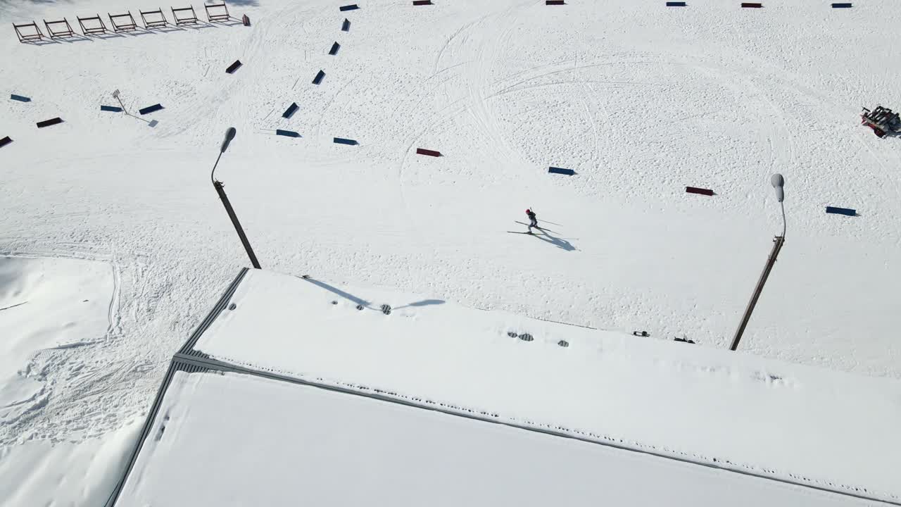 冬季两项比赛参加者的鸟瞰图。运动员在滑雪板上克服距离视频下载