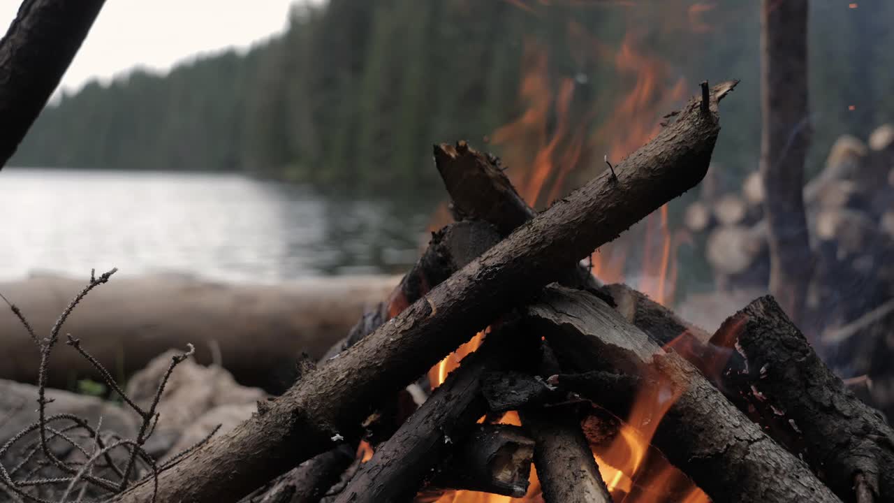 山湖周围的篝火上的老式茶壶的特写。视频素材