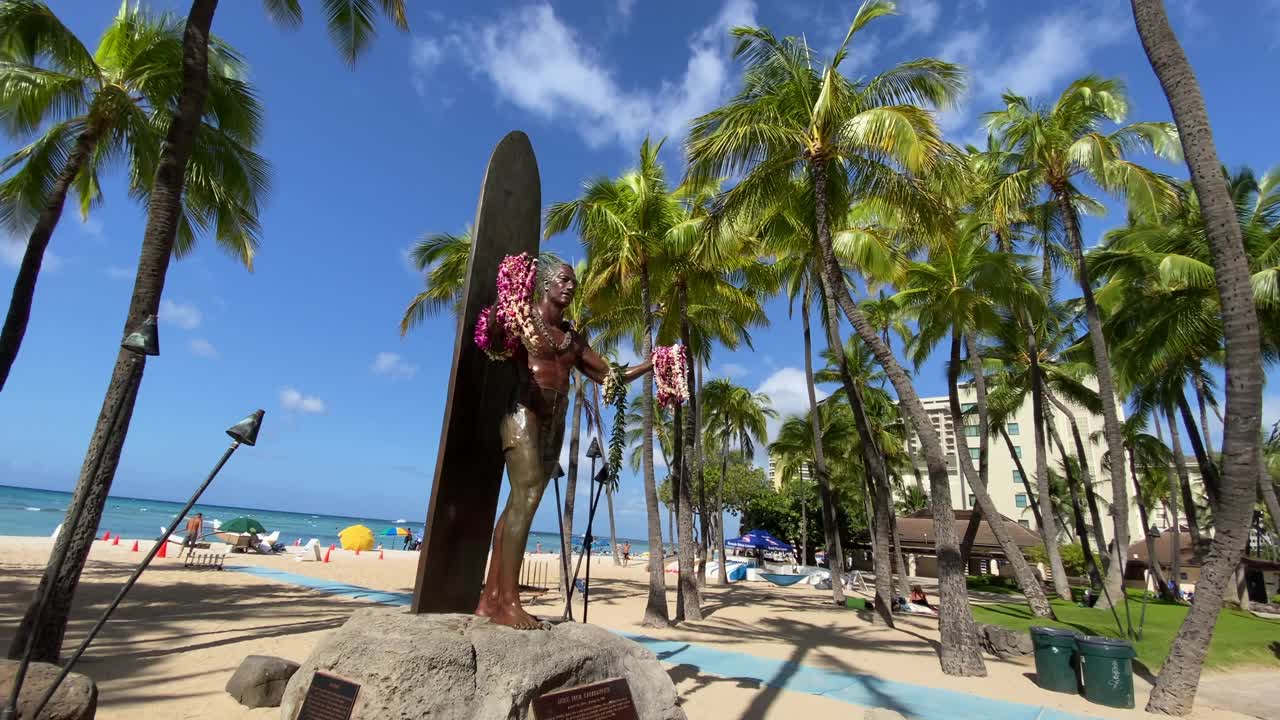 夏威夷瓦胡岛，檀香山，怀基基，现代冲浪之父卡哈那莫库公爵雕像。视频下载