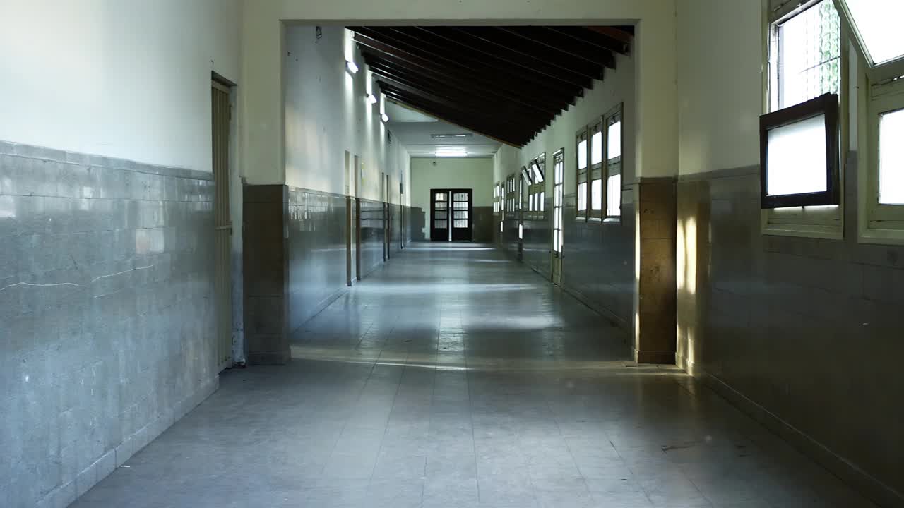 阿根廷布宜诺斯艾利斯冠状病毒危机期间一所公立学校的空走廊，4K分辨率。视频素材
