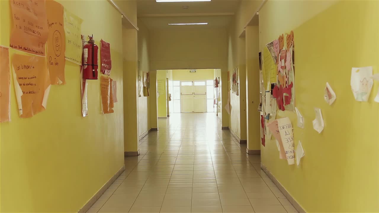 在冠状病毒封锁期间，阿根廷布宜诺斯艾利斯一所关闭的公立学校的走廊内部，4K分辨率。视频素材