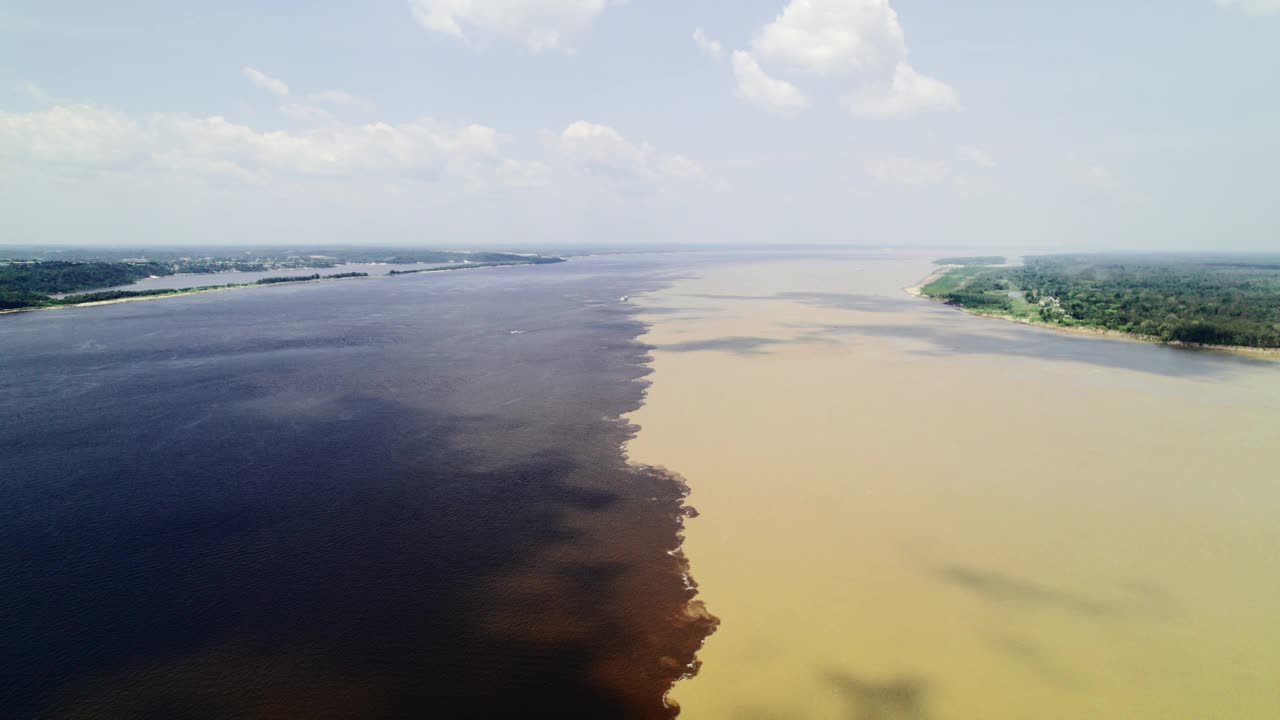 这艘船航行在亚马逊河两条河的交界处。阿瓜斯海峡和黑格海峡两股黑水和淡水的汇合处视频下载