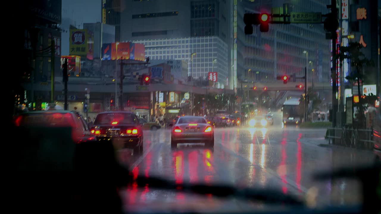 日本东京，雨中出租车上的POV镜头视频素材
