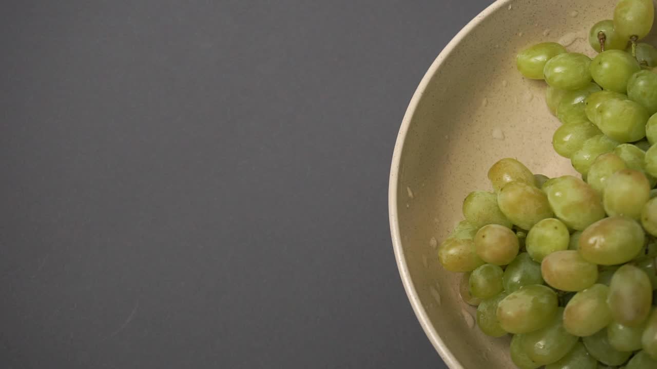 新鲜健康的葡萄在盘子里视频下载
