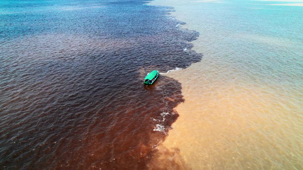 阿瓜斯海峡和黑格海峡两股黑水和淡水的汇合处视频下载