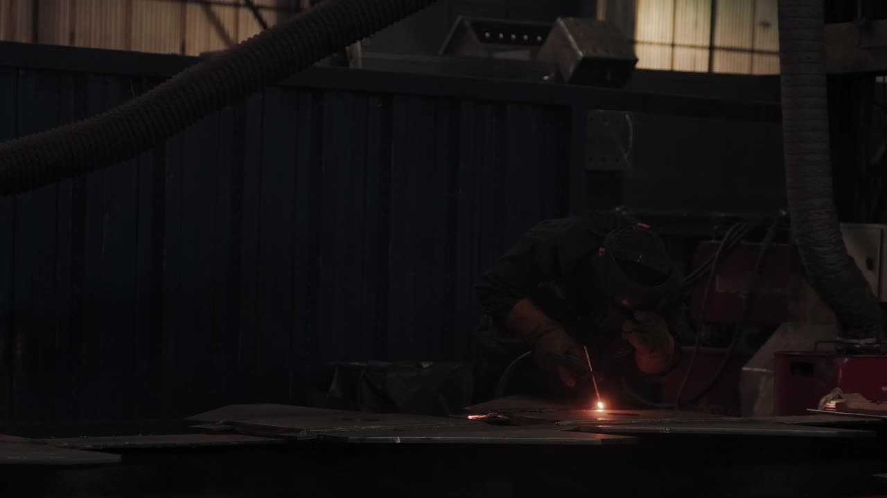 工业焊机用焊枪在大厅焊接金属型材视频素材