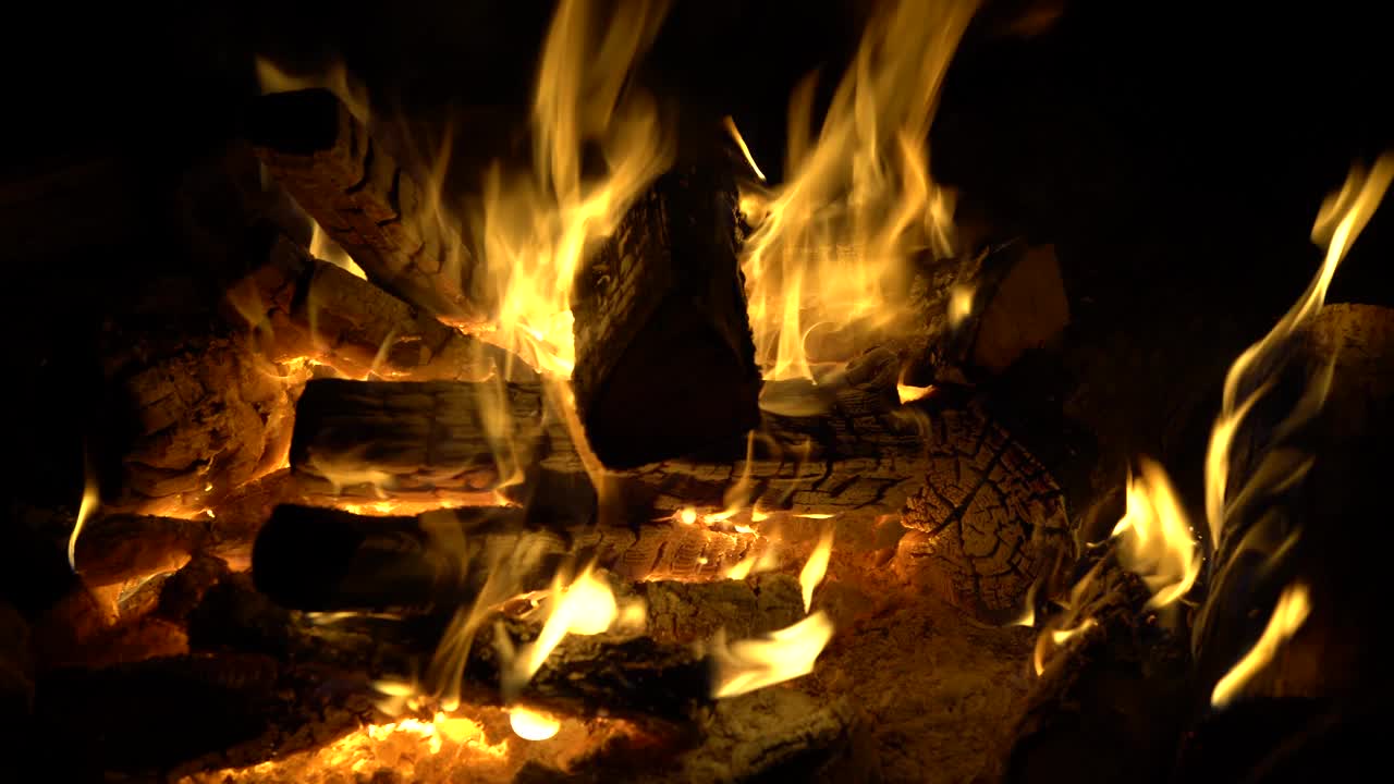在晚上点燃篝火，用手持相机拍摄视频下载