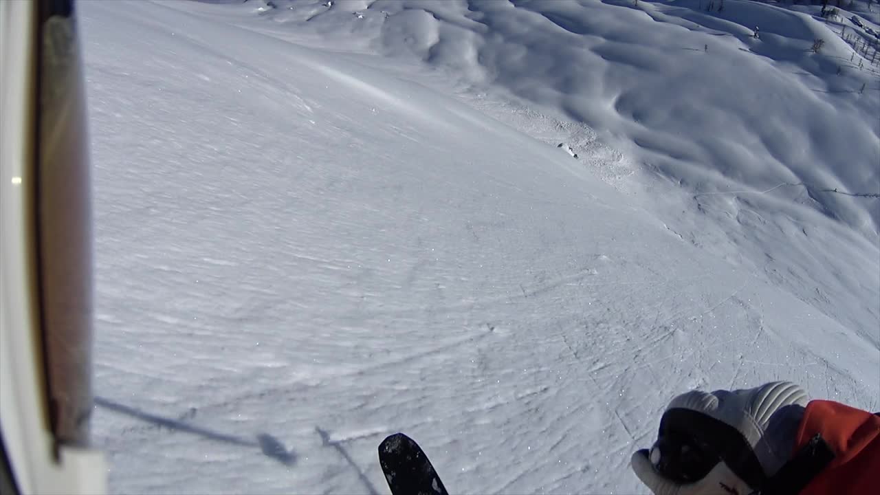 滑雪者在积雪覆盖的山上滑雪。视频下载
