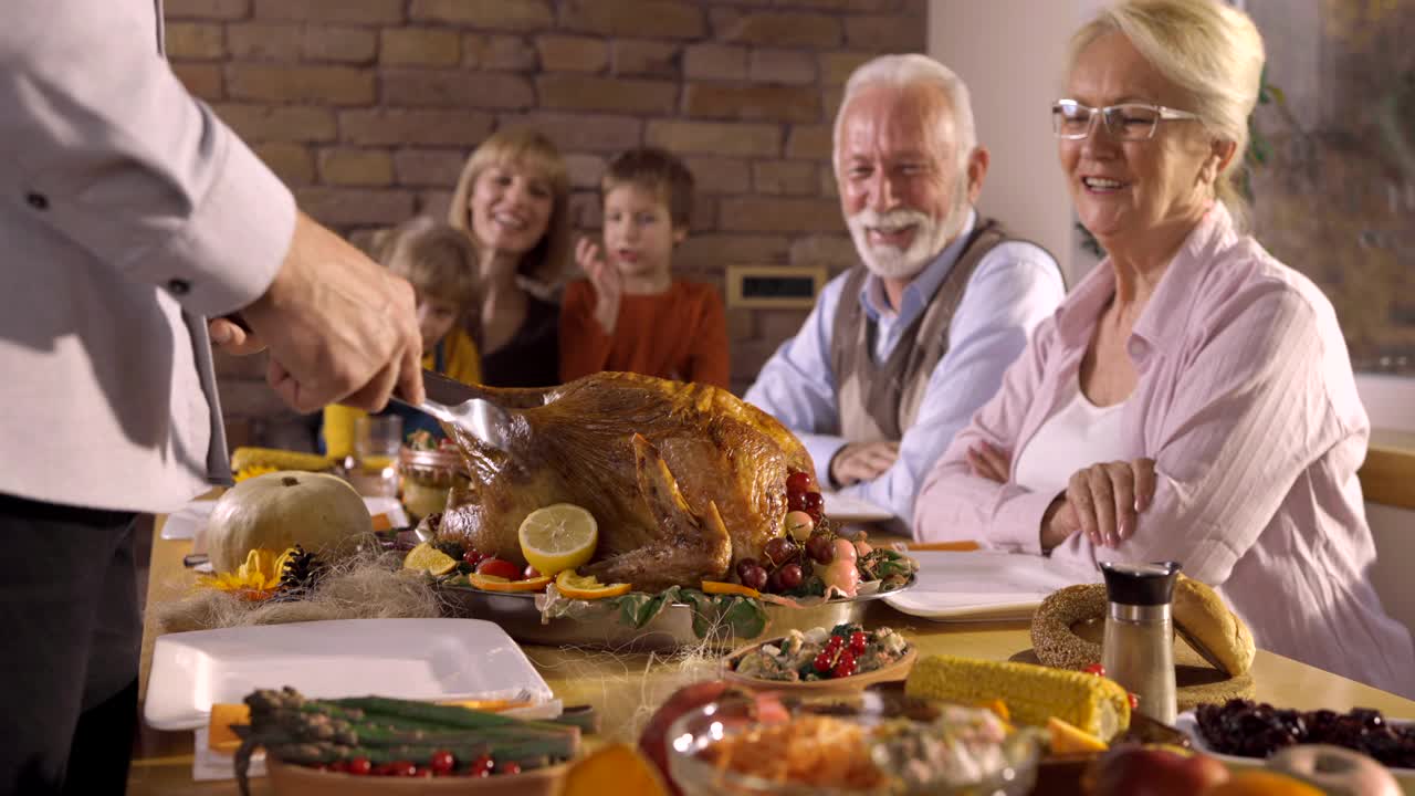 感恩节晚餐准备好了，拿一个盘子。视频下载