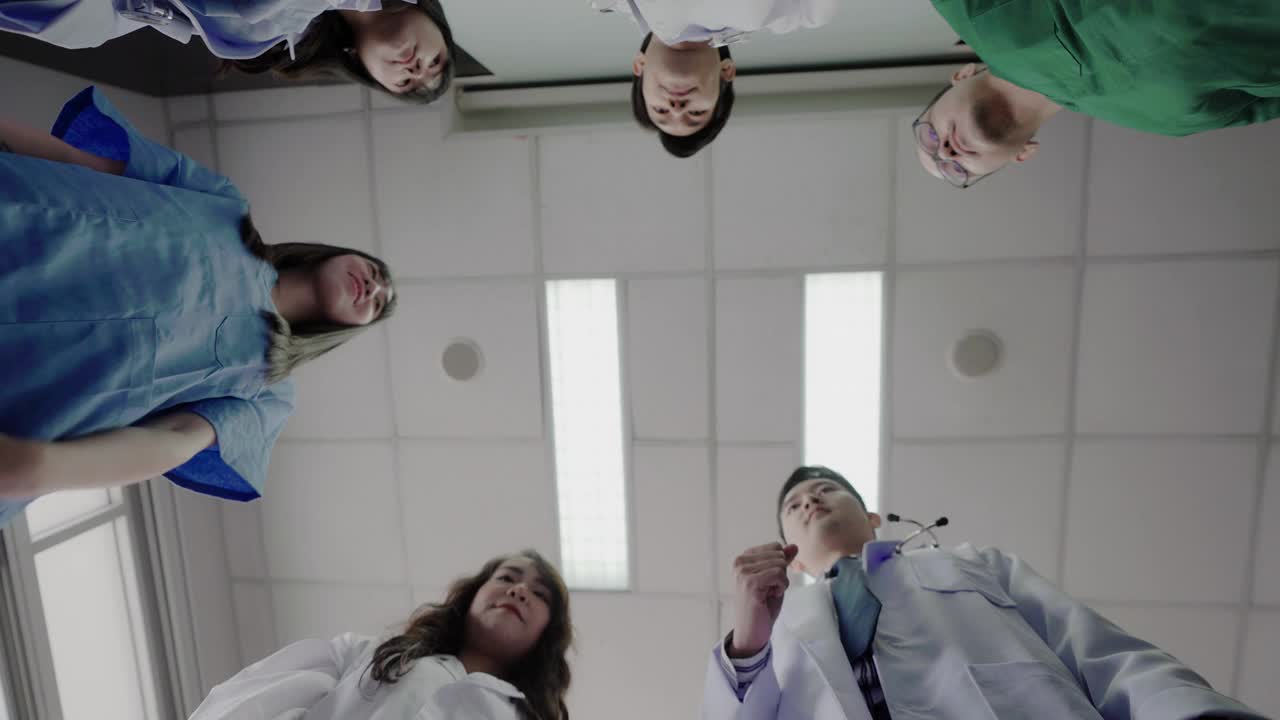 一群亚洲医生双手合十，举起头顶视频素材