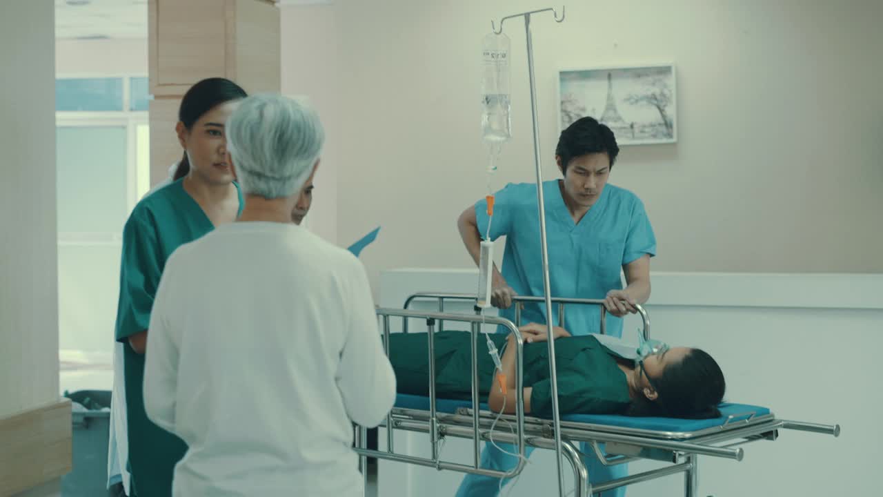 医疗队正把躺在床上的病人从走廊推到手术室。视频素材