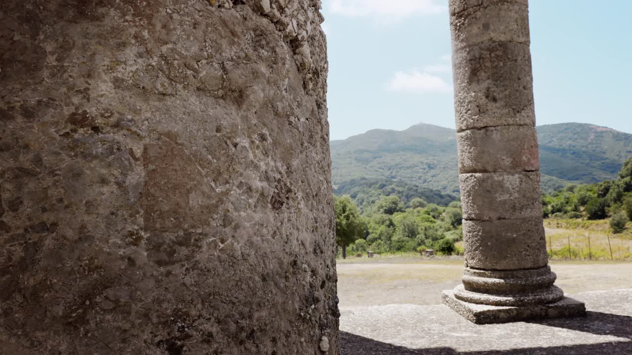 在意大利撒丁岛的安塔斯神庙，一个人以游客的身份行走。视频下载