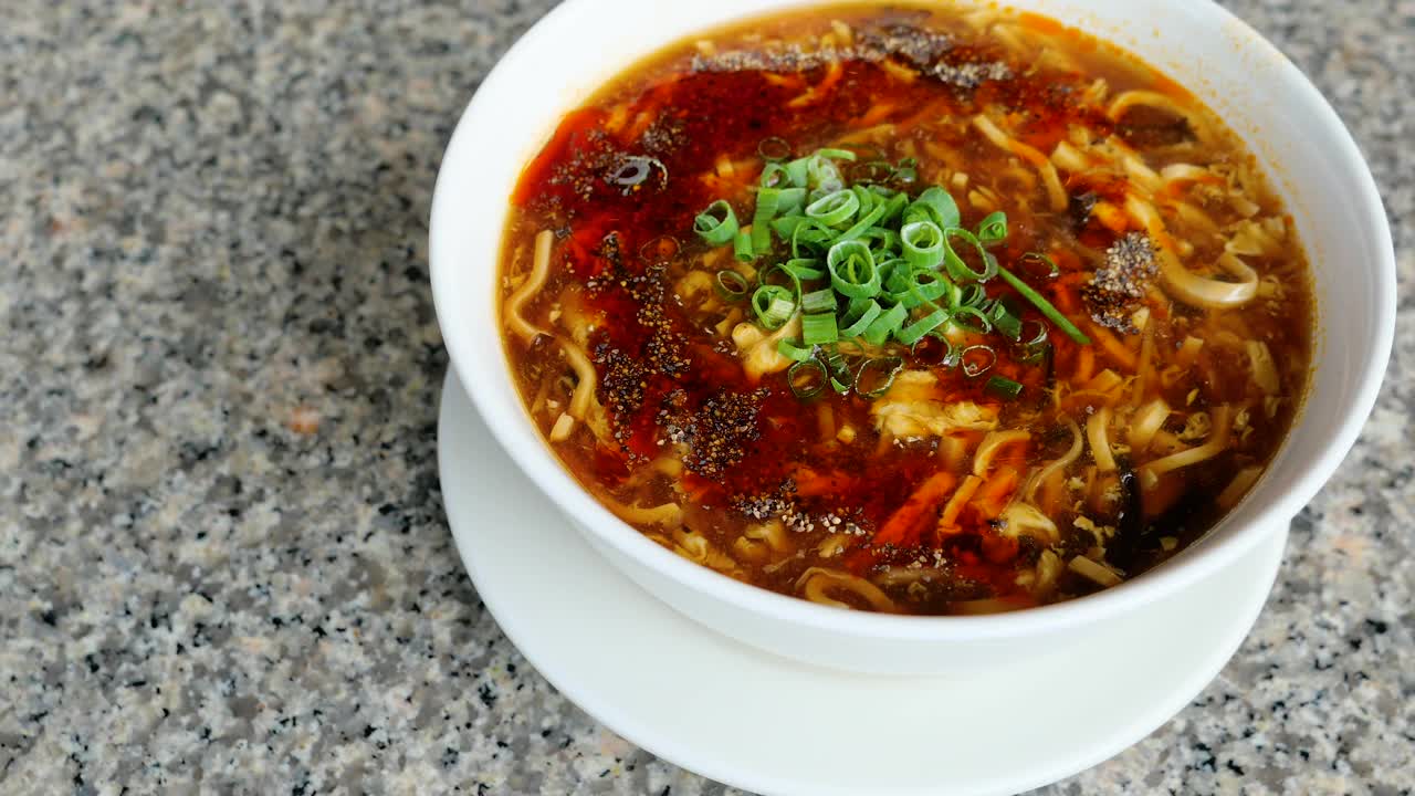 关闭圆圈运动的四川热辣汤碗，中国台湾菜在餐厅视频下载