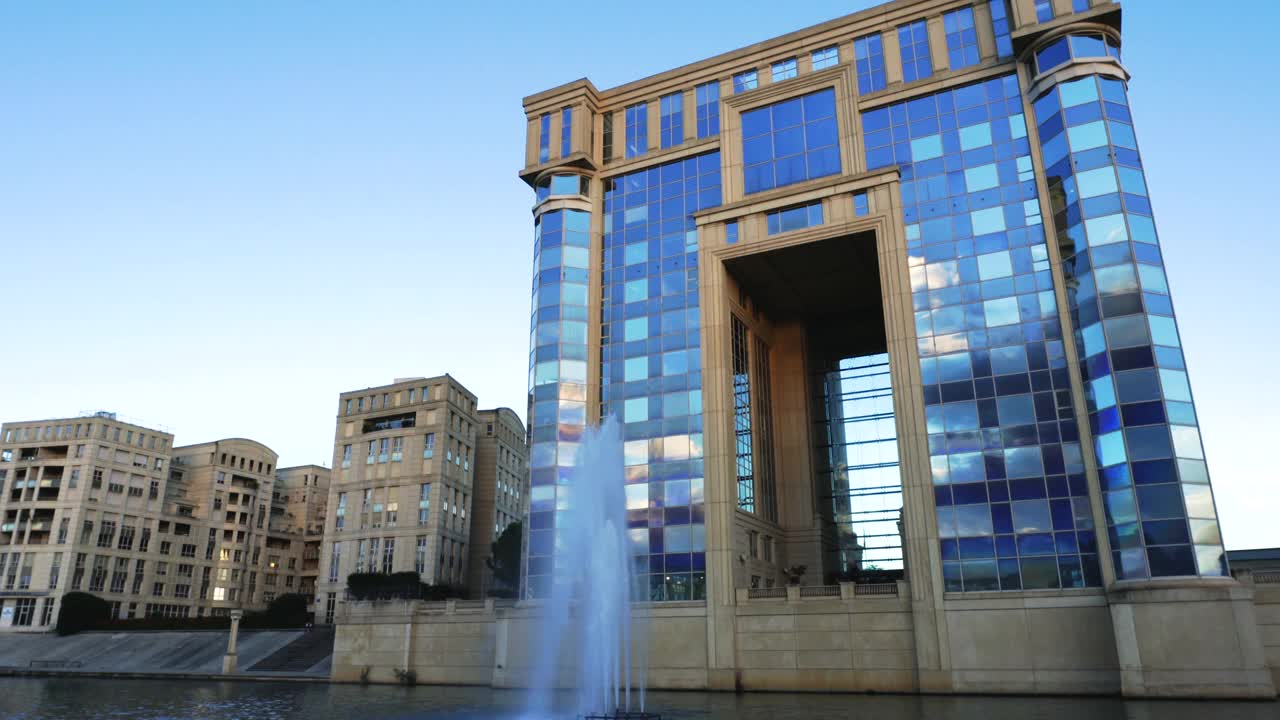 现代城市建筑的日落景观:法国蒙彼利埃的欧西塔尼市政厅视频下载