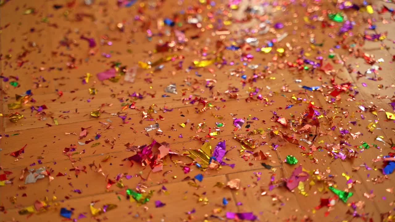 派对后地板上的五彩纸屑视频下载